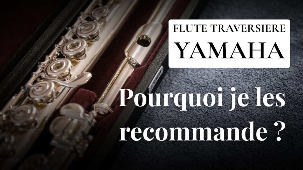 Une flute traversière Yamaha dans sa boite avec des textes incrustés ou on peut lire "Flute traversière Yamaha" et "Pourquoi je les recommande ?"