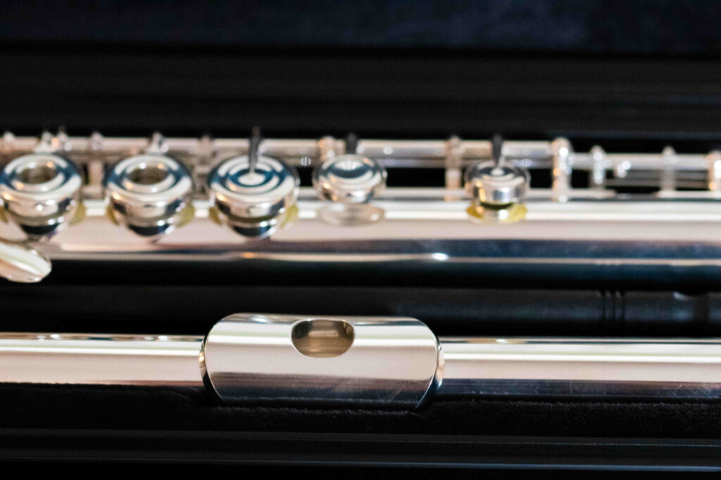L'embouchure d'une flûte traversière Yamaha YFL 382 et une partie de son corps
