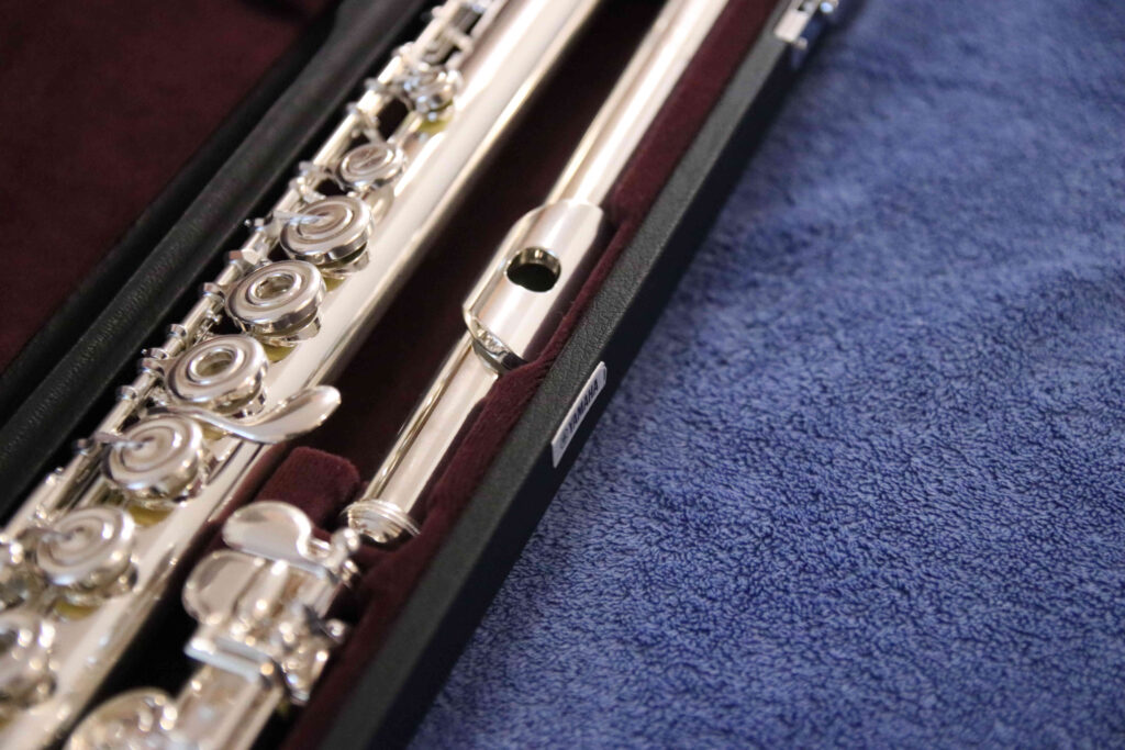 Une flûte traversière Yamaha YFL 482 avec sa boite ouverte