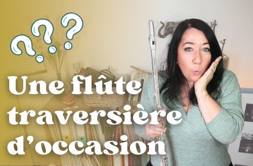 Angélique tient dans sa main droite sa flûte traversière et elle se questionne sur l’achat d’une flûte traversière d’occasion