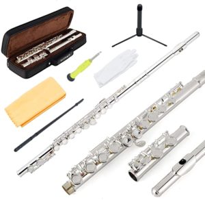 Une flûte bas de gamme en cupronickel et ses accessoires déballés