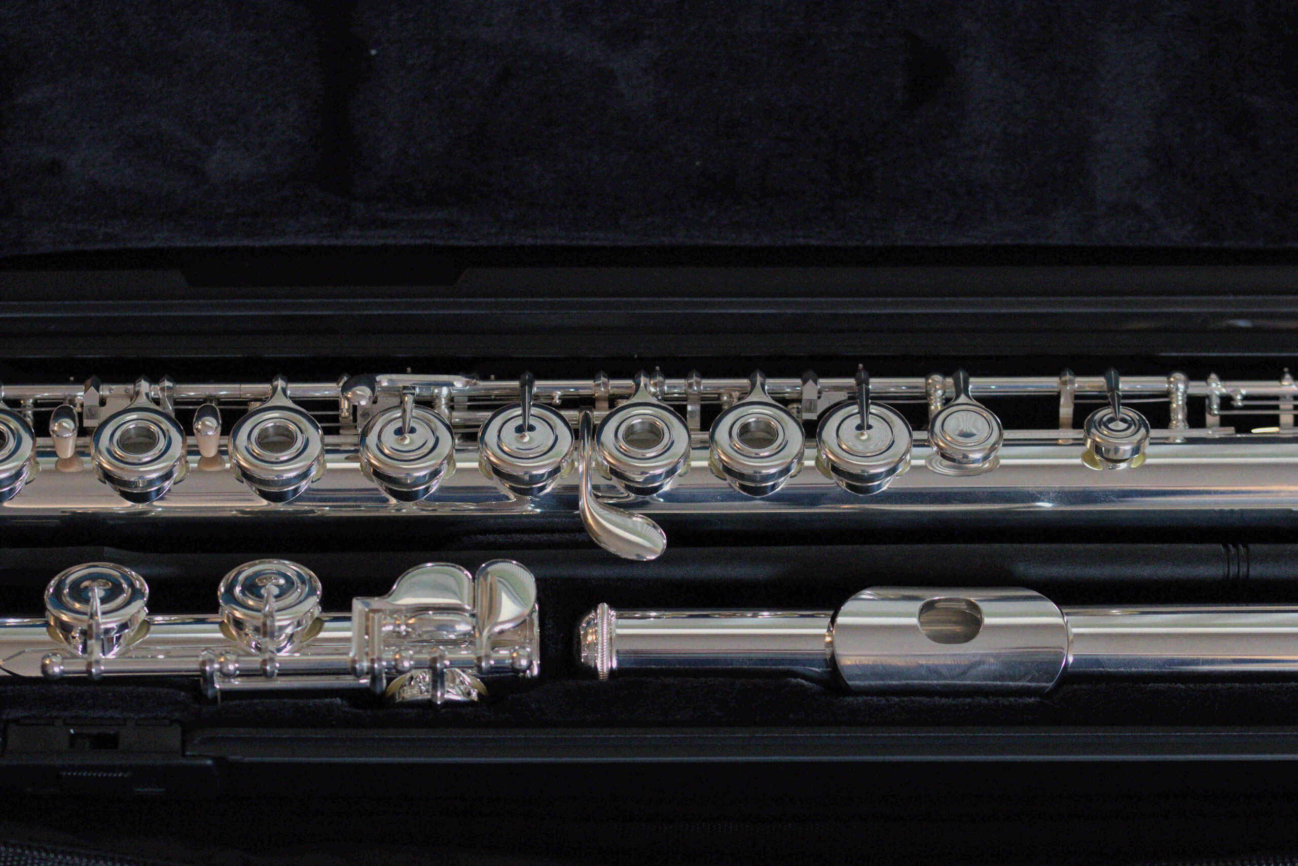 Les différents morceaux d'une flute traversière débutant Yamaha YFL 282 en argent
