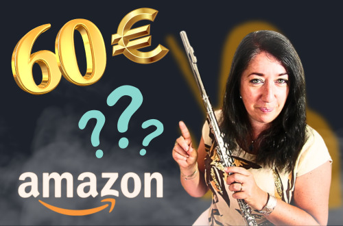 Angélique qui tient en main la flûte traversière la moins chère du marché.